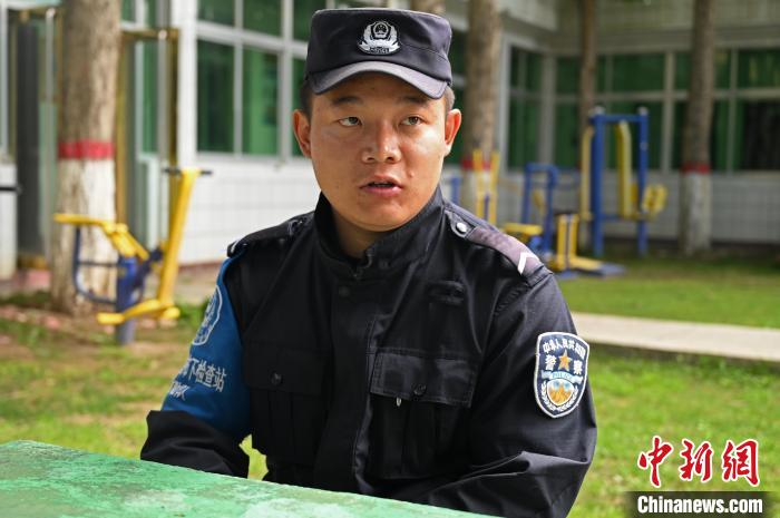 圖為邊煒接受記者采訪。　趙朗 攝