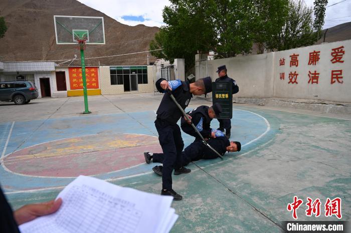 圖為移民管理警察進行警務技能考核。　趙朗 攝