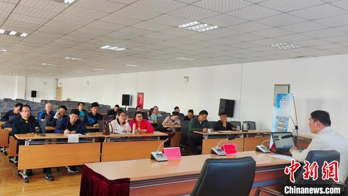 圖為培訓(xùn)會(huì)現(xiàn)場(chǎng)。　貢桑拉姆 攝