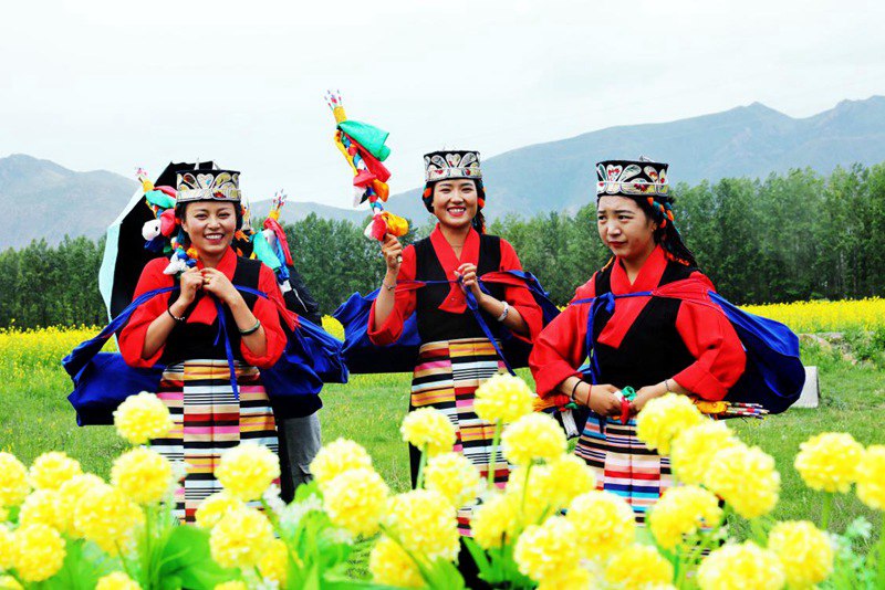 笑靨如花的群眾。洛?？酥閿z