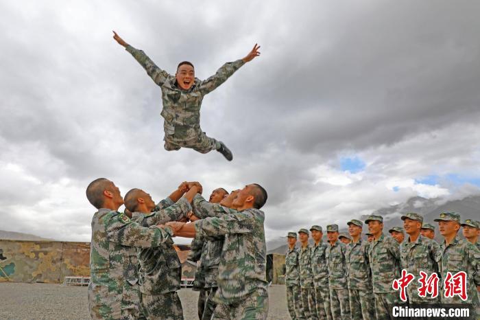 新兵進(jìn)行“空中燕子飛”?！⊥貔i程 攝