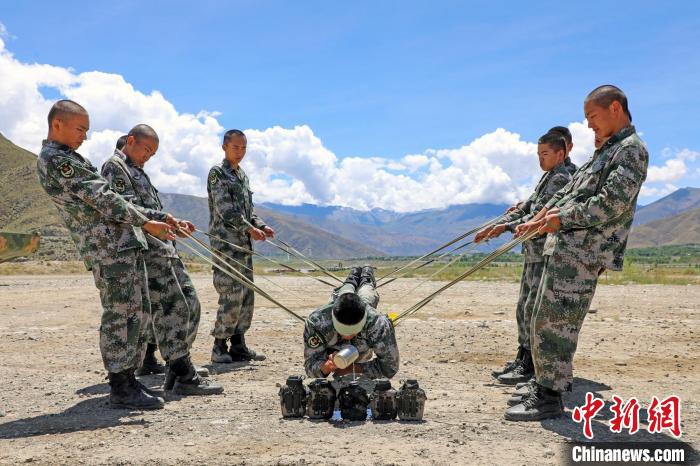圖為荊棘排雷訓(xùn)練?！⊥踔緜?攝