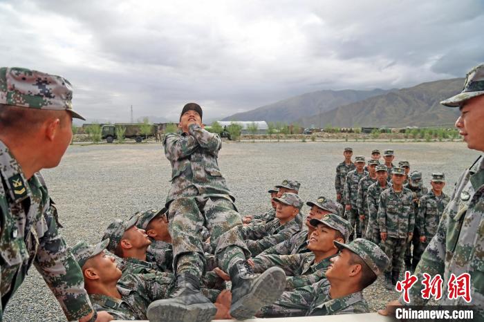 信任背摔?！《魏晡?攝