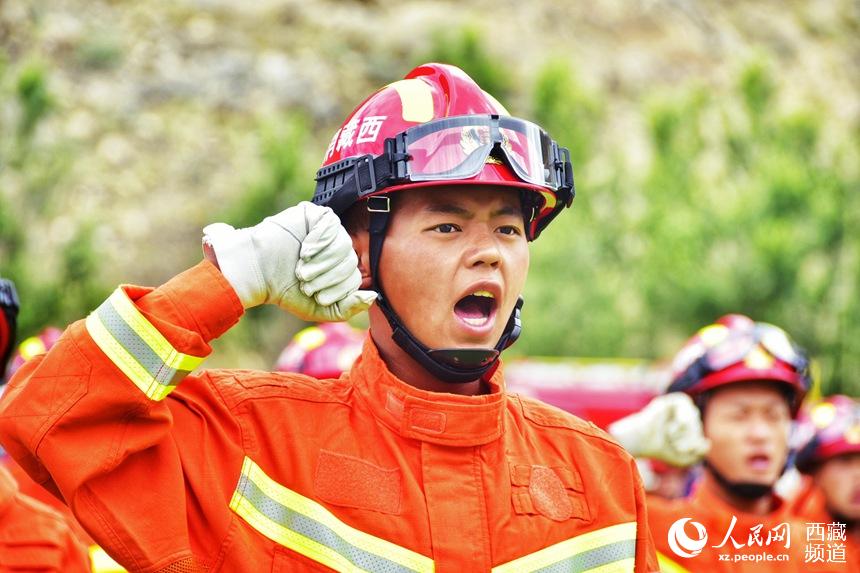 消防指戰員重溫入隊誓詞。人民網 李海霞 攝