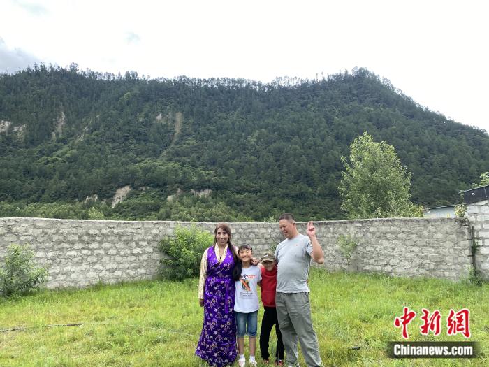 周勁名一家。彭寧鈴 攝