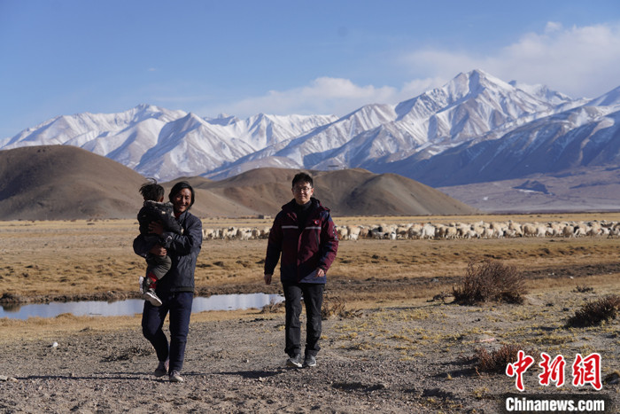 資料圖為4月29日，王克明在西藏自治區(qū)阿里地區(qū)噶爾縣義診。 <a target='_blank' ><p  align=