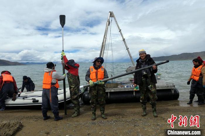 科考隊(duì)員從巴木錯(cuò)采樣歸來。　<a target='_blank' ><p  align=