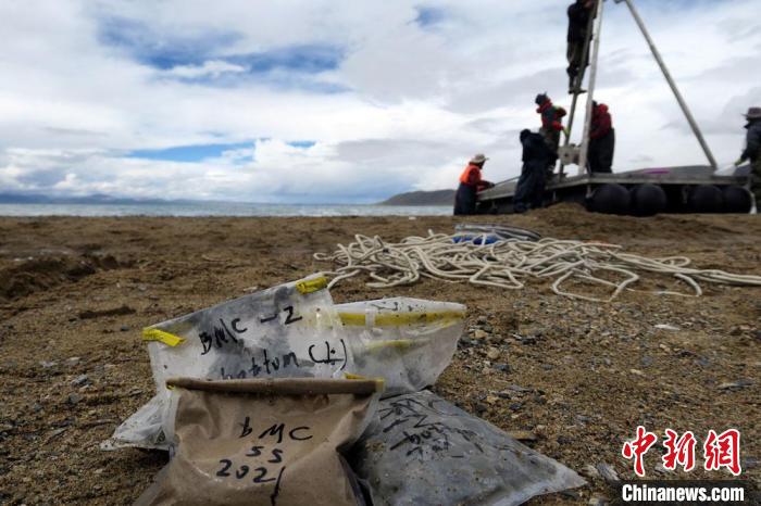 科考隊(duì)員從巴木錯(cuò)采集的科研樣品。　<a target='_blank' ><p  align=