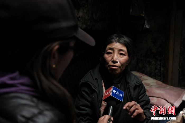 圖為8月6日，卓嘎在牧場小屋內接受<a target='_blank' ></p><p  align=