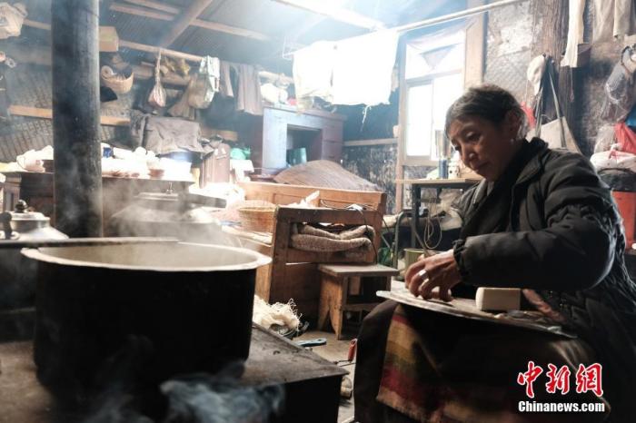 圖為8月6日，60歲的卓嘎在玉麥鄉牧場放牧點制作奶渣。 <a target='_blank' ></p><p  align=