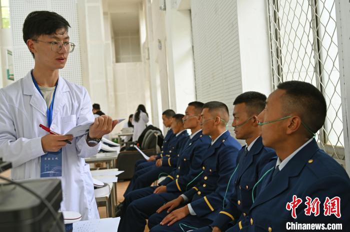 圖為研究團隊成員登記消防員信息。 趙朗 攝