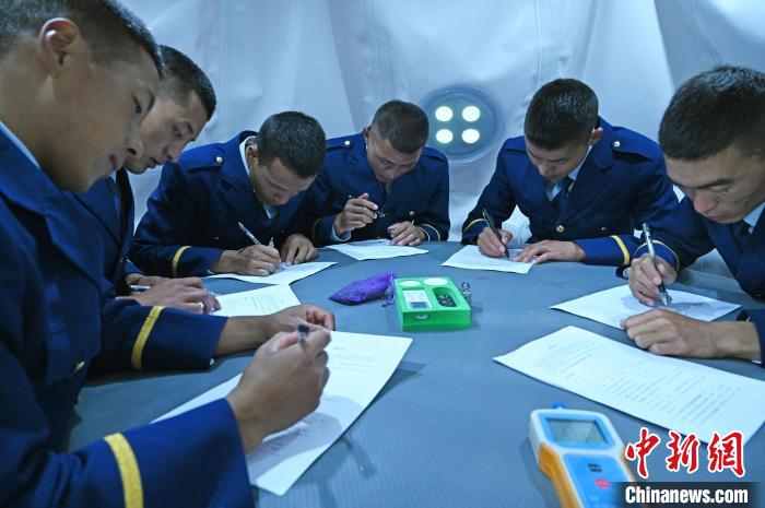 圖為消防員在高壓氧艙內填寫問卷。 趙朗 攝