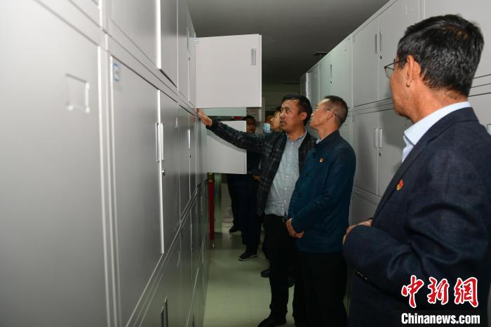 圖為參加西藏三大重點文物保護維修工程檔案移交進館儀式人員參觀拉薩市檔案館。　貢嘎來松 攝