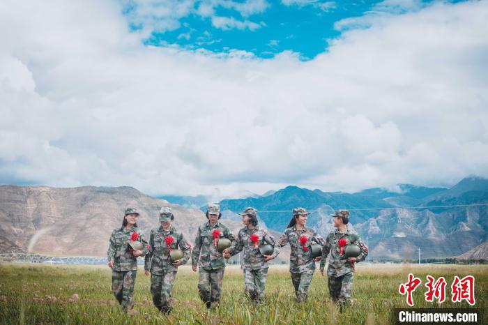 圖為身戴“首跳光榮”大紅花的女兵?！⊥跏鰱| 攝