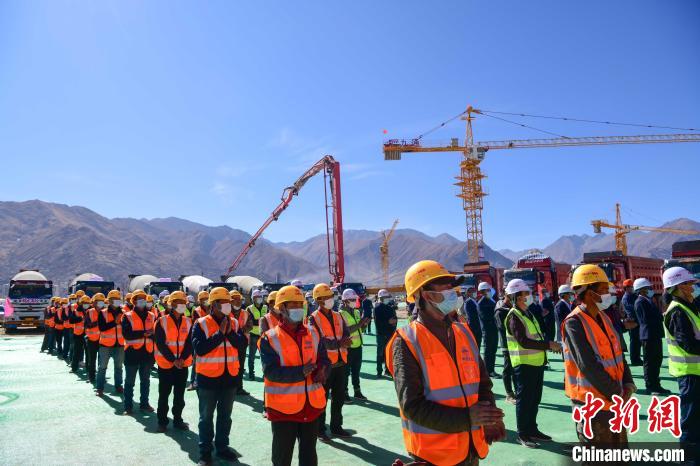 圖為人大附中拉薩學校開工奠基儀式現場。　貢嘎來松 攝