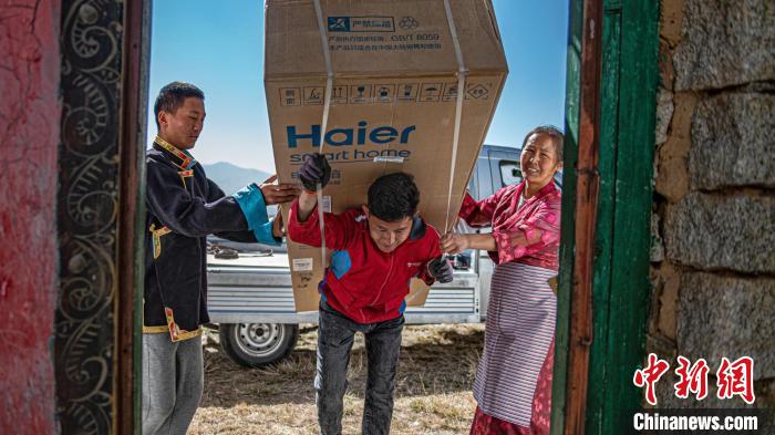 西藏“珠峰”腳下的小縣城網購實現“大件上門”服務