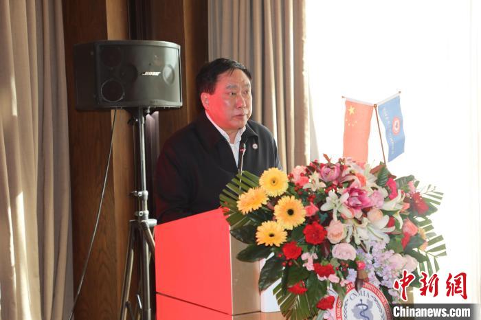 圖為中國(guó)非公立醫(yī)療機(jī)構(gòu)協(xié)會(huì)常務(wù)副會(huì)長(zhǎng)兼秘書(shū)長(zhǎng)郝德明致辭。　韓相澤 攝