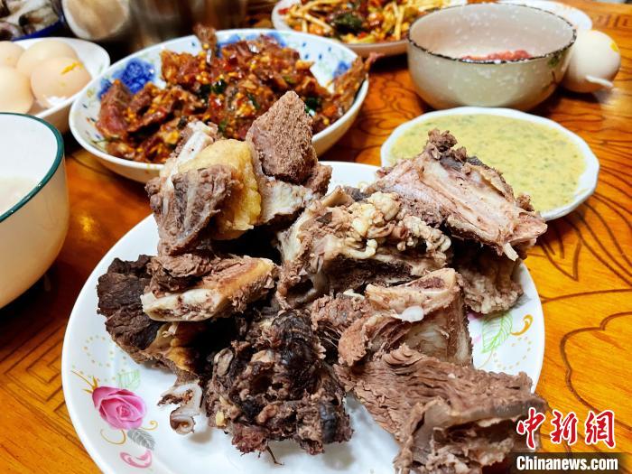 圖為除夕之夜的大餐。　冉文娟 攝