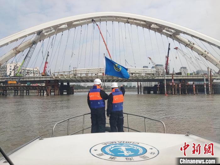 藏族小伙甲板上的春節:從雪域高原到深藍大海