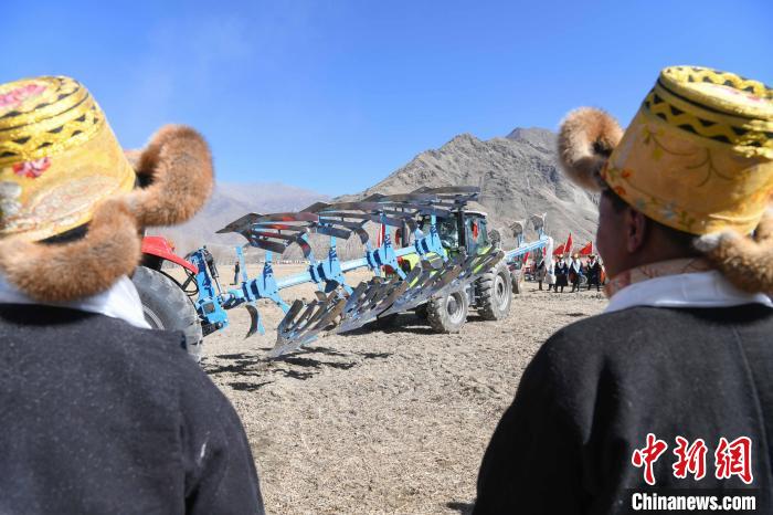 圖為拉薩市曲水縣茶巴朗村春耕儀式現場。　貢嘎來松 攝