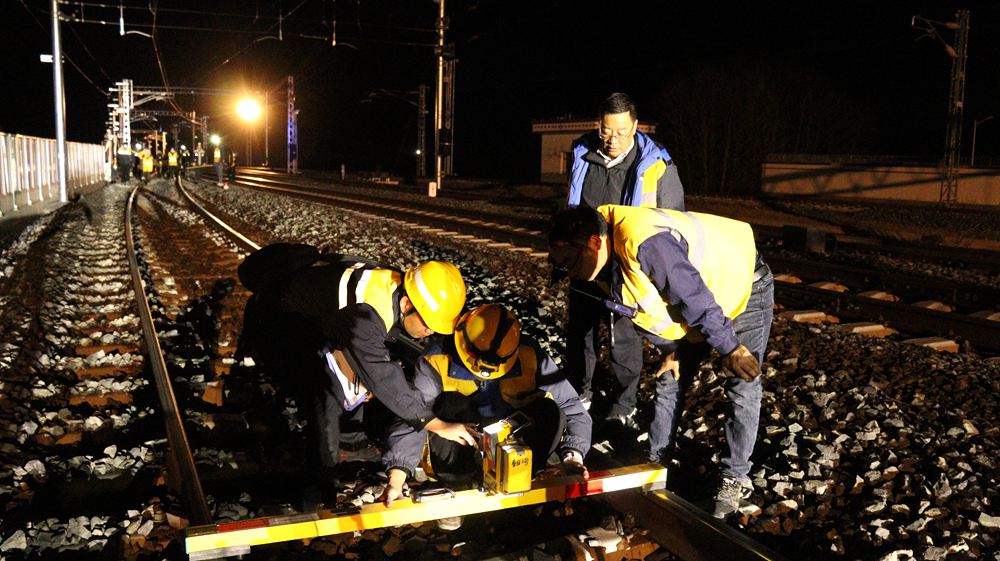 測量作業。祁國慶攝