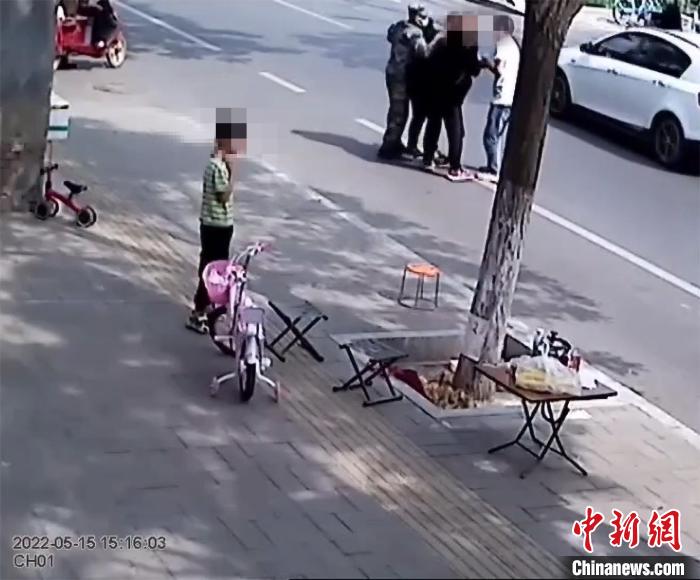 西藏00后戰士見義勇為奪長刃挺身而出擒歹徒