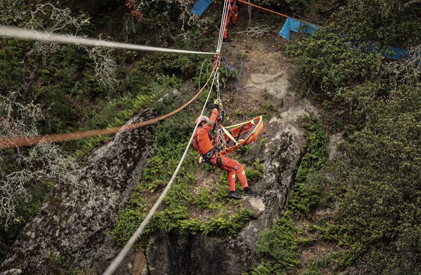 T型救援。西繞拉翁攝