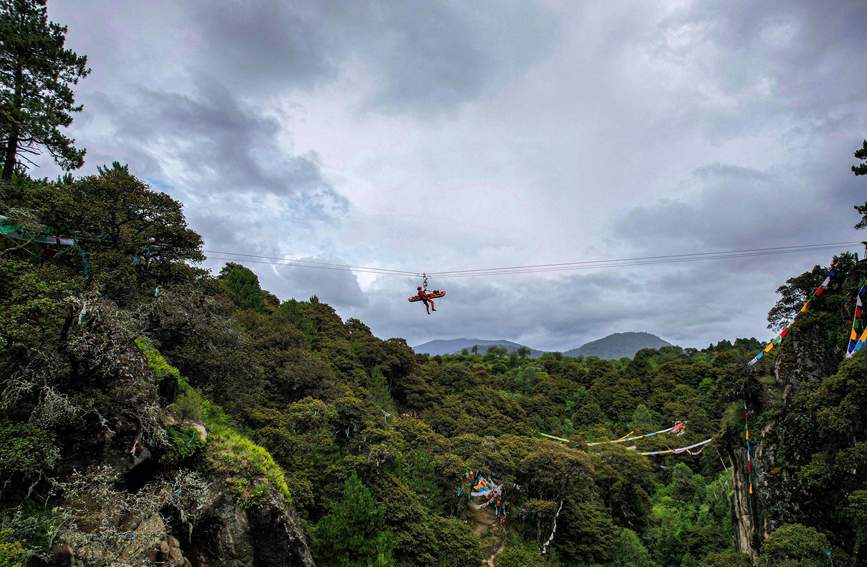 救援實戰訓練中，消防員在云中漫步。西繞拉翁攝