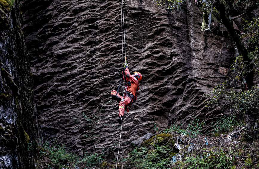 救援實戰訓練中，消防員垂直攀爬。西繞拉翁攝