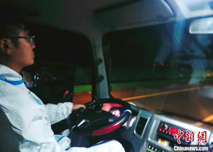 星夜疾馳,只為讓防疫物資早日抵達西藏。 鄭朋 攝