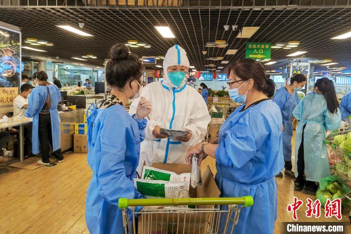 圖為疫情期間,西藏格拉丹東超市調(diào)配物資,保障市場供應(yīng)。 受訪者供圖