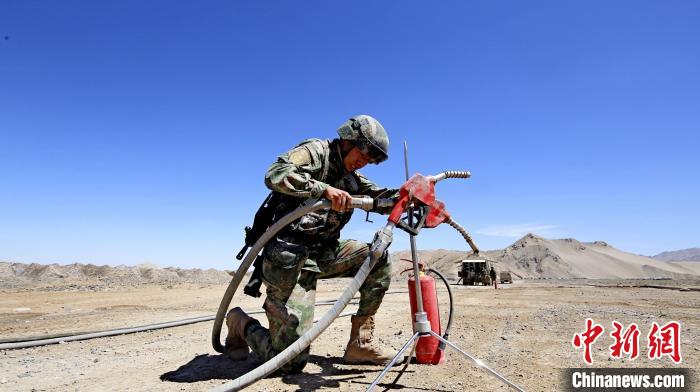 圖為官兵為群車加油?！?胡吉容 攝