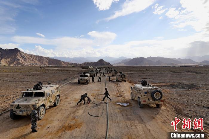 圖為群車加油科目演練現場。　 祁漢智 攝
