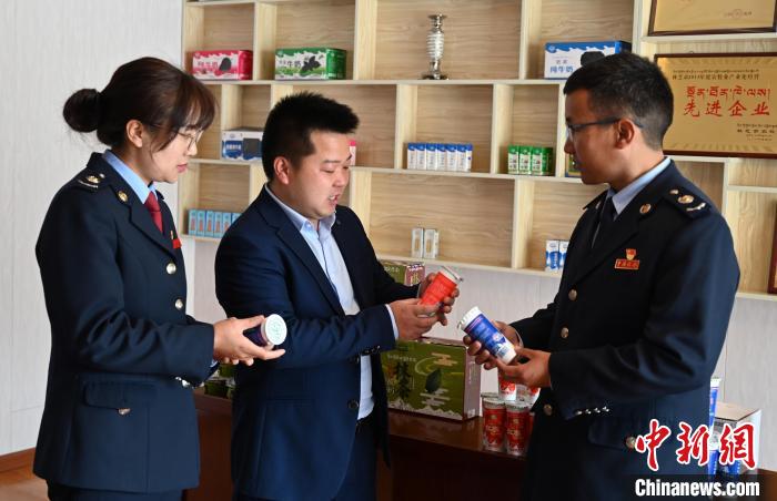 圖為林芝稅務(wù)部門上門了解企業(yè)情況，并宣講稅收政策。資料圖 趙朗 攝