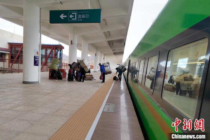 乘客乘復(fù)工專列抵達日喀則。 拉薩車務(wù)段 供圖