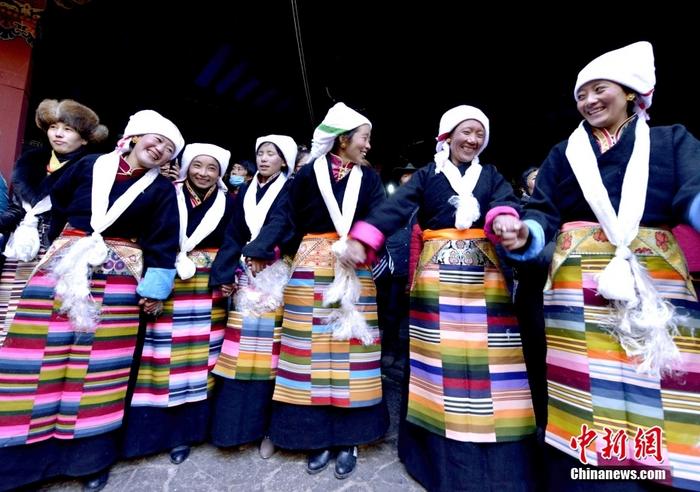 資料圖為2014年12月6日，拉薩民眾歡度“仙女節(jié)”。 <a target='_blank' href='/'><p  align=
