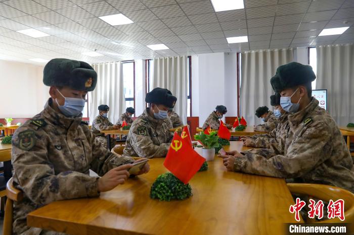 圖為阿里軍分區某邊防團組織官兵通過手機收聽收看二十大開幕盛況。　劉曉東供圖