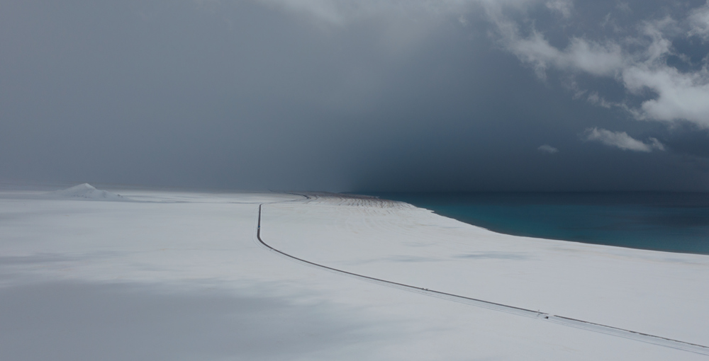 西藏阿里地區(qū)改則縣迎來初雪，銀裝素裹，美如畫卷。