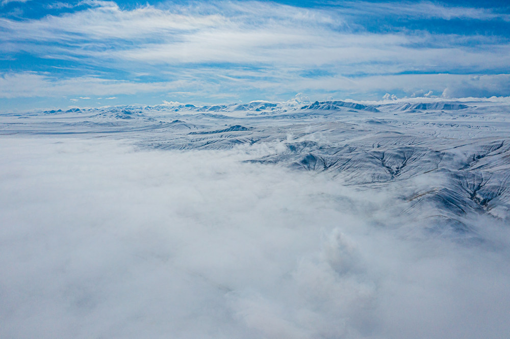 西藏阿里地區(qū)改則縣迎來初雪，銀裝素裹，美如畫卷。
