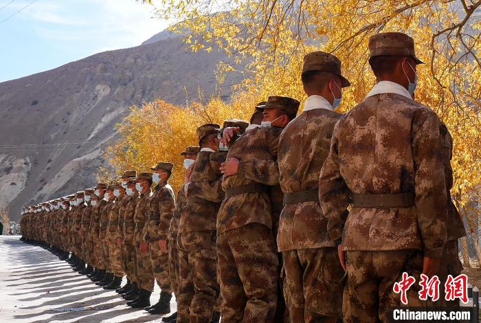 圖為什布奇邊防連退伍老兵與戰(zhàn)友相擁而泣，依依惜別。　徐昌成 攝