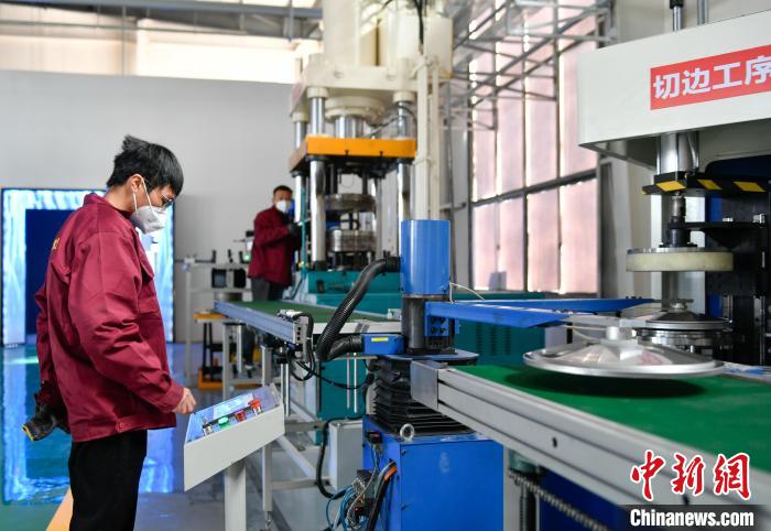 圖為炊具生產線。　貢嘎來松 攝