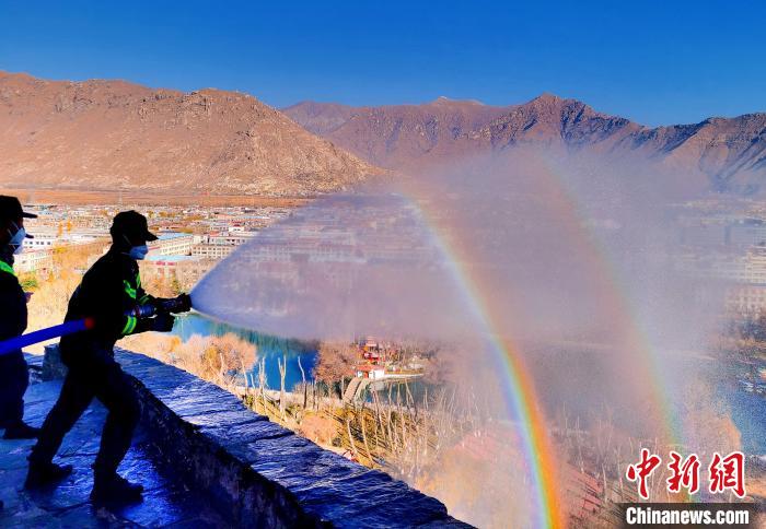 12月6日,布達拉宮消防救援大隊在布達拉宮山體林草區(qū)域開展?jié)窕ぷ鳌!㈣?攝