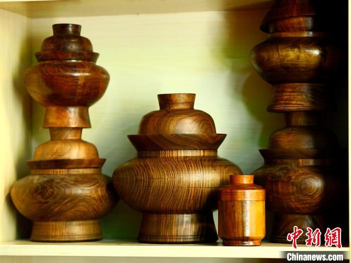 圖為各種木碗成品?！?鄧巴 　攝