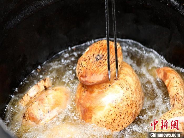 圖為已成型的木碗。　 鄧海平 攝