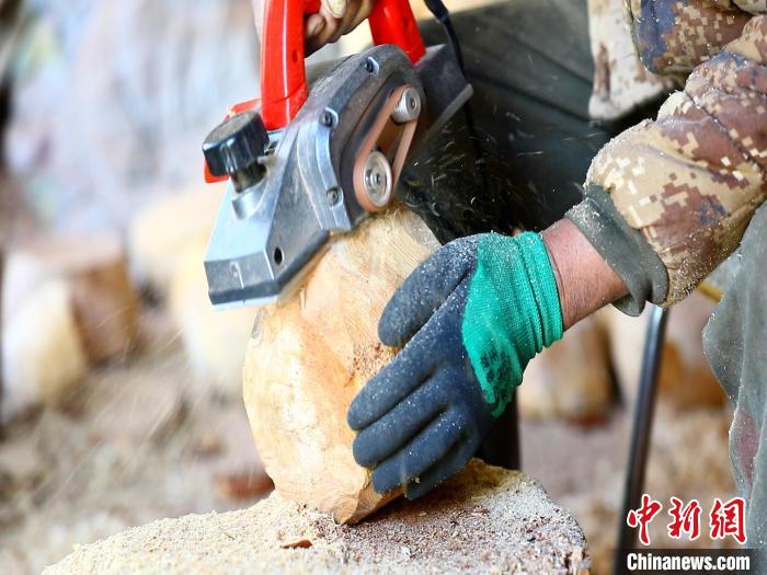 圖為手工藝人正在制作木碗?！〉录?　攝