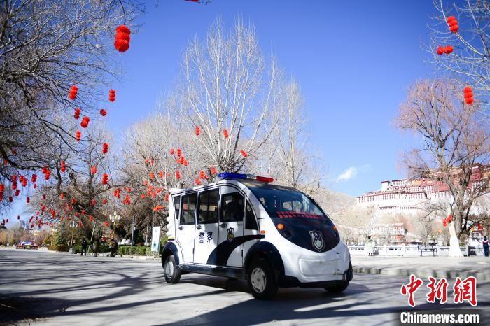 圖為1月23日，布達拉宮廣場派出所民警正在巡邏。　貢嘎來松 攝