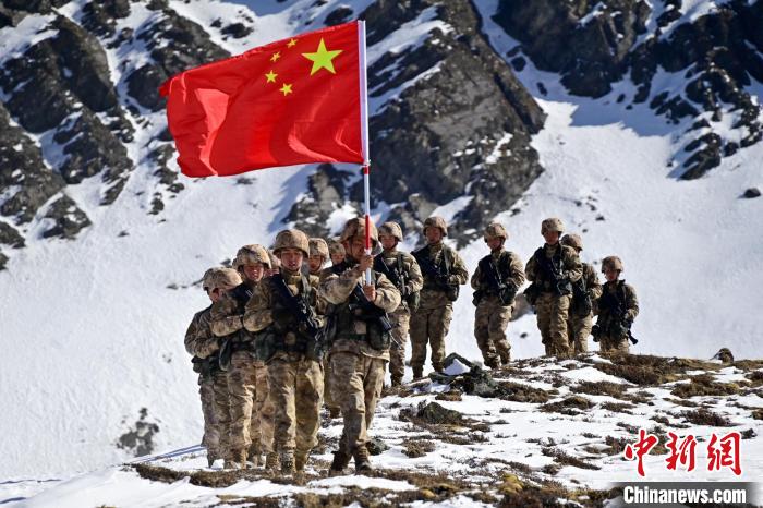 官兵們在巡邊途中。 曾厚望 攝