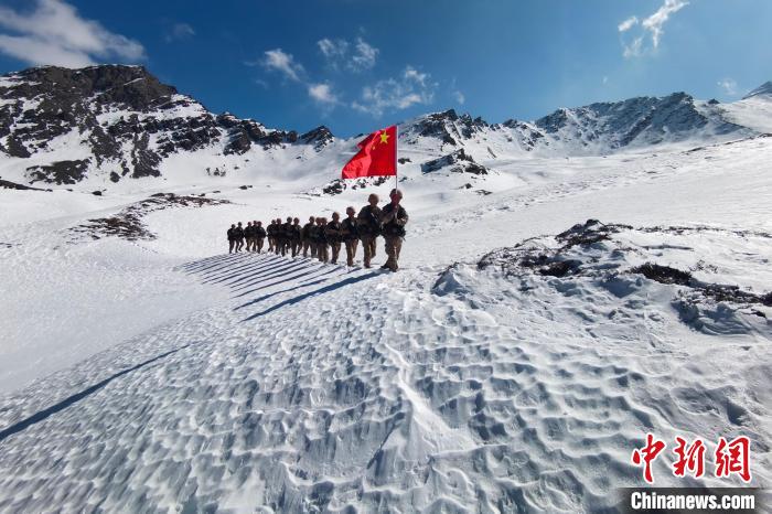 巡邊途中。 旦增晉美 攝