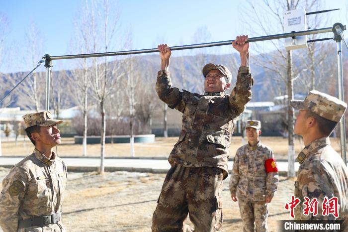 單杠引體向上現(xiàn)場(chǎng)，選手竭盡全力突破自我。　吳蒙昆 攝