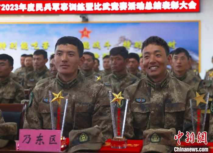 表彰大會(huì)上，獲獎(jiǎng)選手開(kāi)心瞬間。　吳蒙昆 攝